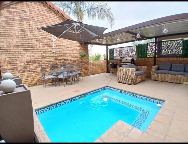 3 BEDROOM TOWNHOUSE FOR SALE IN HONEYDEW RIDGE